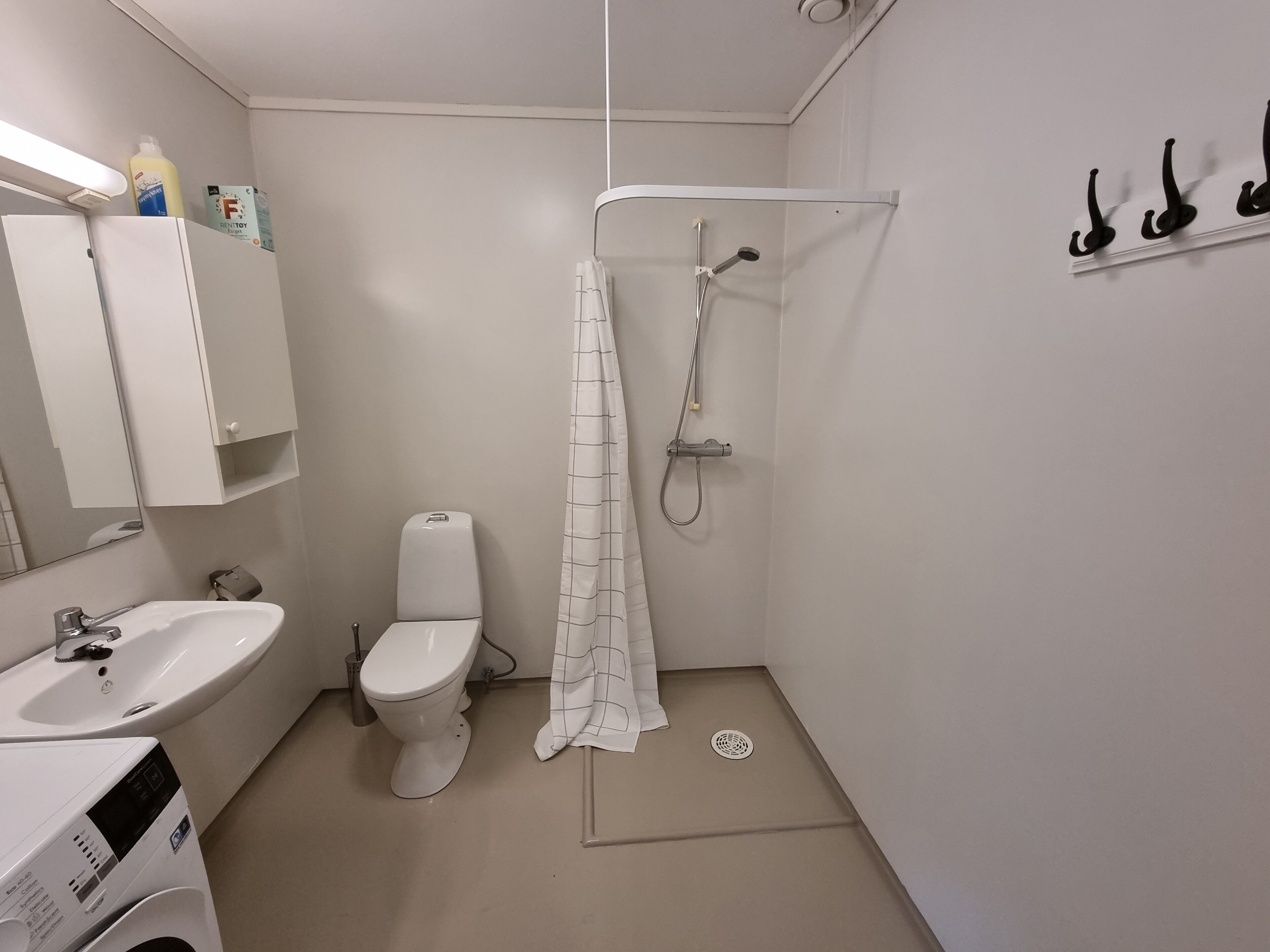 Un bagno con il water, un lavandino e una doccia.