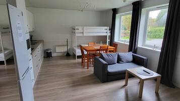 Leilighet | 1 soverom, dundyner, skrivebord for bærbar PC og blendingsgardiner
