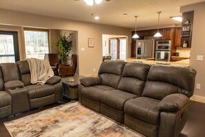 TV connectée, cheminée, table de tennis de table