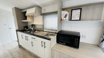 Een koelkast, een magnetron, een oven, een kookplaat