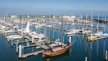Un puerto deportivo con numerosos barcos amarrados a muelles de madera.