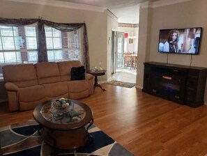 Smart TV, chimenea, tenis de mesa y libros