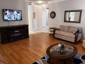 Smart TV, chimenea, tenis de mesa y libros 