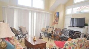 Fernseher, Kamin, DVD-Player