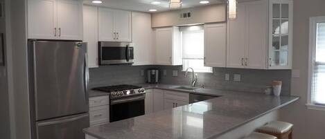 冷蔵庫、電子レンジ、オーブン、コンロ