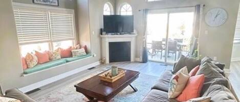 Una televisión, una chimenea