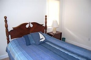 5 quartos, ferros/tábuas de passar roupa, acesso à internet