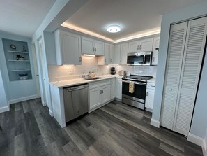 冷蔵庫、電子レンジ、オーブン、コンロ