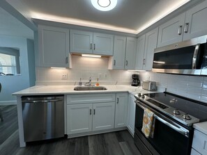 冷蔵庫、電子レンジ、オーブン、コンロ