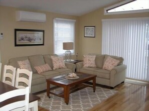 Fernseher, Kamin, DVD-Player