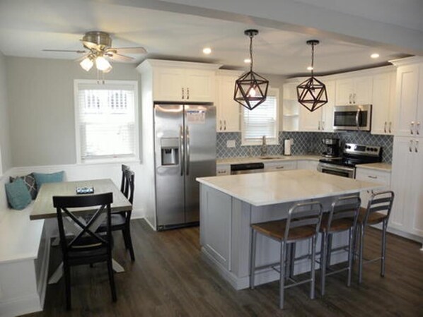 Réfrigérateur, micro-ondes, four, plaque de cuisson