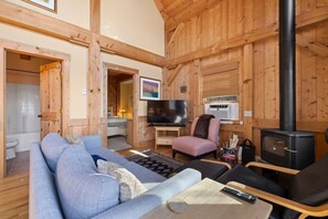 TV - Mountain Retreat, Sunset Views, and 20 Minutes to Asheville! (Swannanoa)