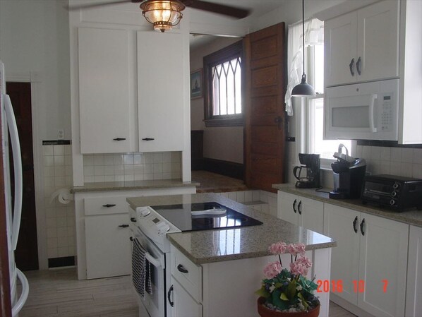 Kylskåp, mikrovågsugn, ugn och spishäll