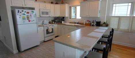 冷蔵庫、電子レンジ、オーブン、コンロ