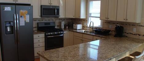 Réfrigérateur, four à micro-ondes, un four, surface de cuisson