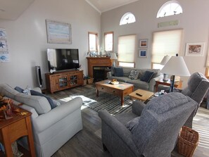 Televisie, een open haard en een dvd-speler