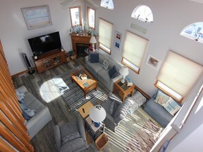 Televisie, een open haard en een dvd-speler