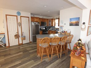 Een koelkast, een microgolfoven, een oven, een kookplaat