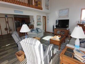 Televisie, een open haard en een dvd-speler