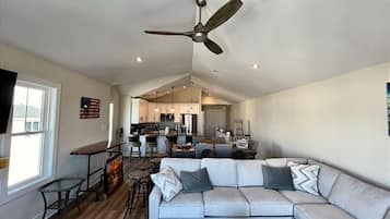 Een televisie en een open haard