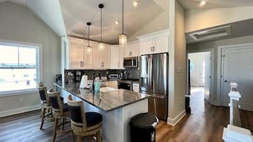 Geladeira, micro-ondas, fogão, cooktop