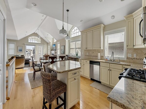 電子レンジ、コンロ、食器洗い機、コーヒー / ティーメーカー