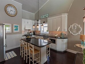 Kühlschrank, Mikrowelle, Herdplatte, Geschirrspüler