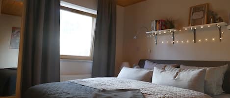 1 quarto, ferros/tábuas de passar roupa, berço de viagem