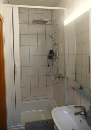 Dusj, hårføner, håndklær og såpe