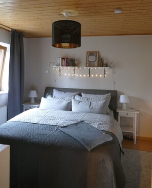 1 quarto, ferros/tábuas de passar roupa, berço de viagem