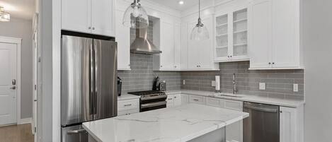 冷蔵庫、電子レンジ、オーブン、コンロ