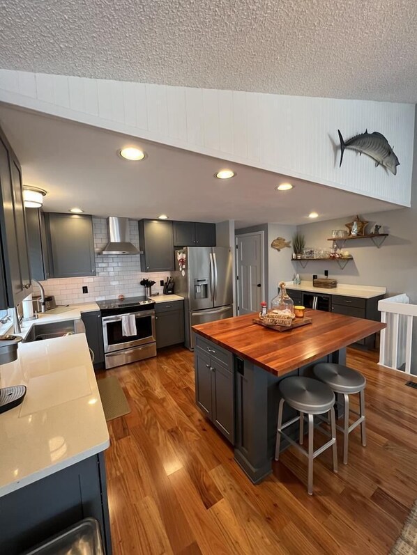 Mikrovågsugn, ugn, spishäll och diskmaskin