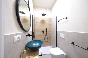 Asciugacapelli, bidet, asciugamani, sapone