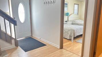 4 bedrooms, iron/ironing board, internet