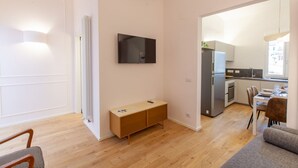 Un apartamento moderno con sala de estar, comedor y cocina.