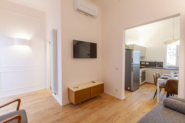 Un appartement moderne comprenant un salon, un coin repas et une cuisine.