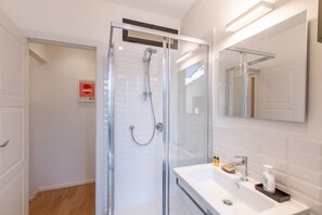Shower, hair dryer, bidet, towels