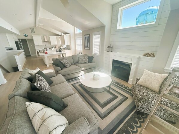 Una televisión, una chimenea