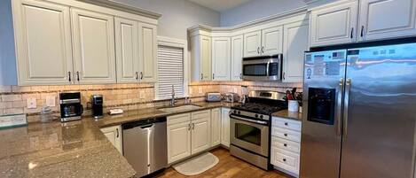 冷蔵庫、電子レンジ、オーブン、コンロ