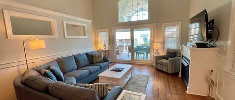 Een televisie, een open haard en een dvd-speler