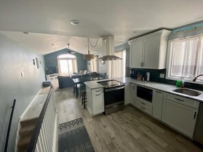 Geladeira, micro-ondas, fogão, cooktop