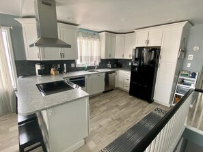 Geladeira, micro-ondas, fogão, cooktop