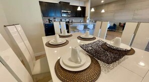 Dining - Lake view Windsor 4BD Disney (Kissimmee)