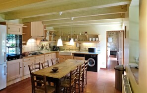 Fogão, talheres/pratos/utensílios de cozinha
