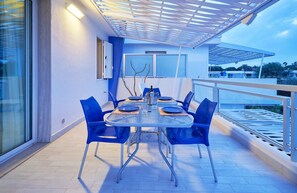 Outdoor dining - Zefiro, holiday home with veranda 100 mt from the sea (Marina di Ragusa)