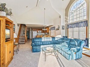 Télévision, cheminée, lecteur de DVD, baby-foot