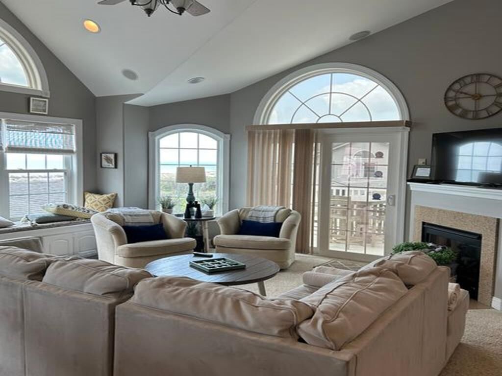 Fernseher, Kamin, DVD-Player