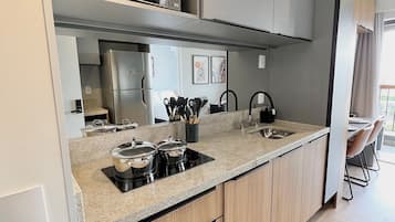 Quarto casal conforto | Cozinha privada | Máquina de café expresso, geladeira grande, micro-ondas, cooktop