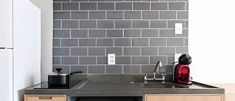 Studio Familial | Cuisine privée | Machine à expresso, grand réfrigérateur, micro-ondes, plaque de cuisson