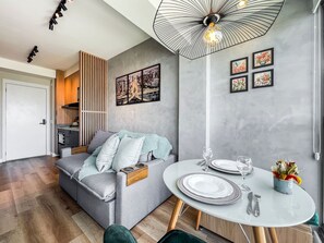 ห้องดับเบิล | บริเวณนั่งเล่น | ทีวี 32 นิ้ว พร้อมช่องดิจิตอล